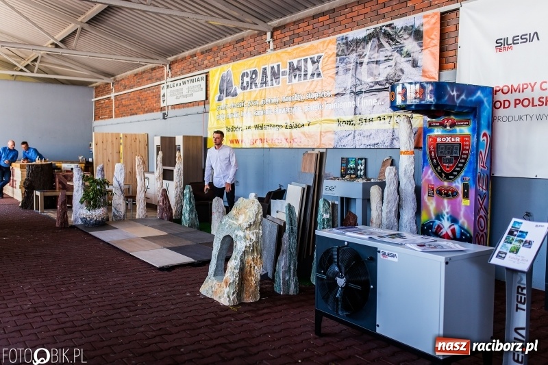 Zdjęcie w galerii na portalu naszraciborz.pl: Stoiska rozstawione, grille rozpalone, scena pełna gwiazd. Ruszyła 19. Eko-Wystawa w Pietrowicach Wielkich wiadomości z regionu