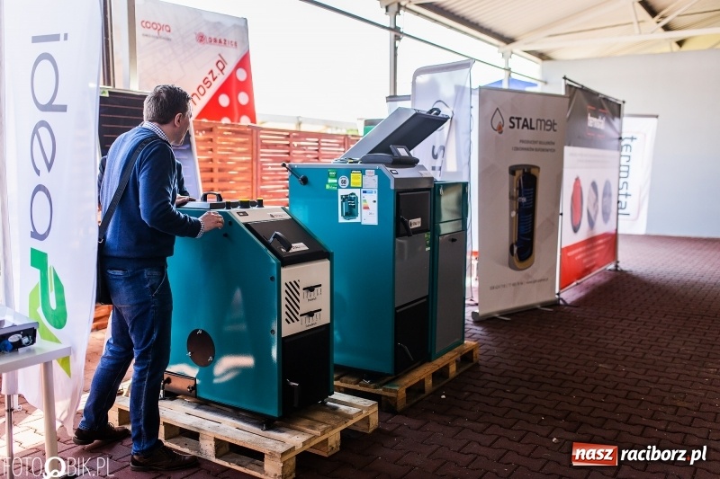Zdjęcie w galerii na portalu naszraciborz.pl: Stoiska rozstawione, grille rozpalone, scena pełna gwiazd. Ruszyła 19. Eko-Wystawa w Pietrowicach Wielkich wiadomości z regionu