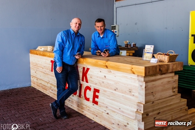 Zdjęcie w galerii na portalu naszraciborz.pl: Stoiska rozstawione, grille rozpalone, scena pełna gwiazd. Ruszyła 19. Eko-Wystawa w Pietrowicach Wielkich wiadomości z regionu