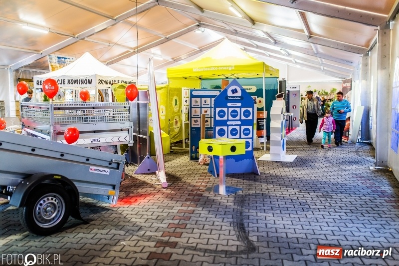 Zdjęcie w galerii na portalu naszraciborz.pl: Stoiska rozstawione, grille rozpalone, scena pełna gwiazd. Ruszyła 19. Eko-Wystawa w Pietrowicach Wielkich wiadomości z regionu