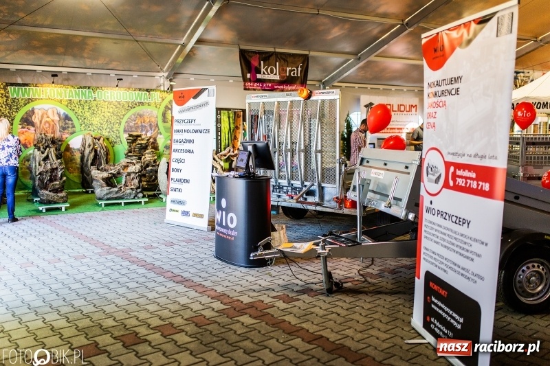 Zdjęcie w galerii na portalu naszraciborz.pl: Stoiska rozstawione, grille rozpalone, scena pełna gwiazd. Ruszyła 19. Eko-Wystawa w Pietrowicach Wielkich wiadomości z regionu