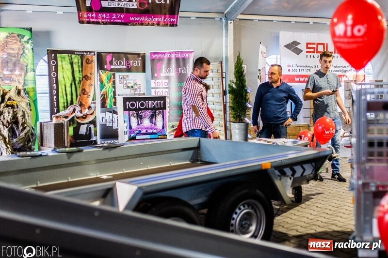 Zdjęcie w galerii na portalu naszraciborz.pl: Stoiska rozstawione, grille rozpalone, scena pełna gwiazd. Ruszyła 19. Eko-Wystawa w Pietrowicach Wielkich wiadomości z regionu