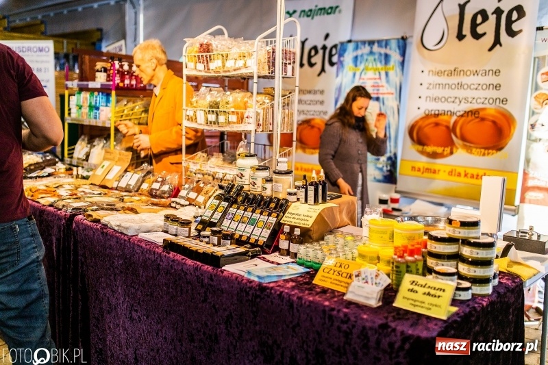 Zdjęcie w galerii na portalu naszraciborz.pl: Stoiska rozstawione, grille rozpalone, scena pełna gwiazd. Ruszyła 19. Eko-Wystawa w Pietrowicach Wielkich wiadomości z regionu