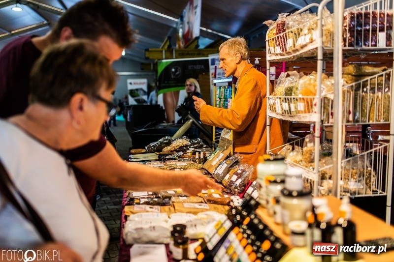 Zdjęcie w galerii na portalu naszraciborz.pl: Stoiska rozstawione, grille rozpalone, scena pełna gwiazd. Ruszyła 19. Eko-Wystawa w Pietrowicach Wielkich wiadomości z regionu