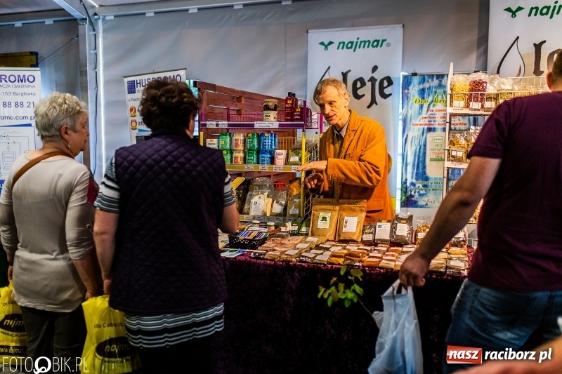 Zdjęcie w galerii na portalu naszraciborz.pl: Stoiska rozstawione, grille rozpalone, scena pełna gwiazd. Ruszyła 19. Eko-Wystawa w Pietrowicach Wielkich wiadomości z regionu
