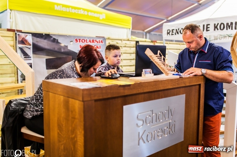 Zdjęcie w galerii na portalu naszraciborz.pl: Stoiska rozstawione, grille rozpalone, scena pełna gwiazd. Ruszyła 19. Eko-Wystawa w Pietrowicach Wielkich wiadomości z regionu