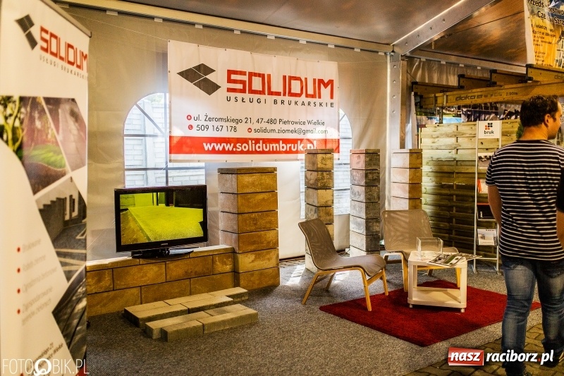 Zdjęcie w galerii na portalu naszraciborz.pl: Stoiska rozstawione, grille rozpalone, scena pełna gwiazd. Ruszyła 19. Eko-Wystawa w Pietrowicach Wielkich wiadomości z regionu