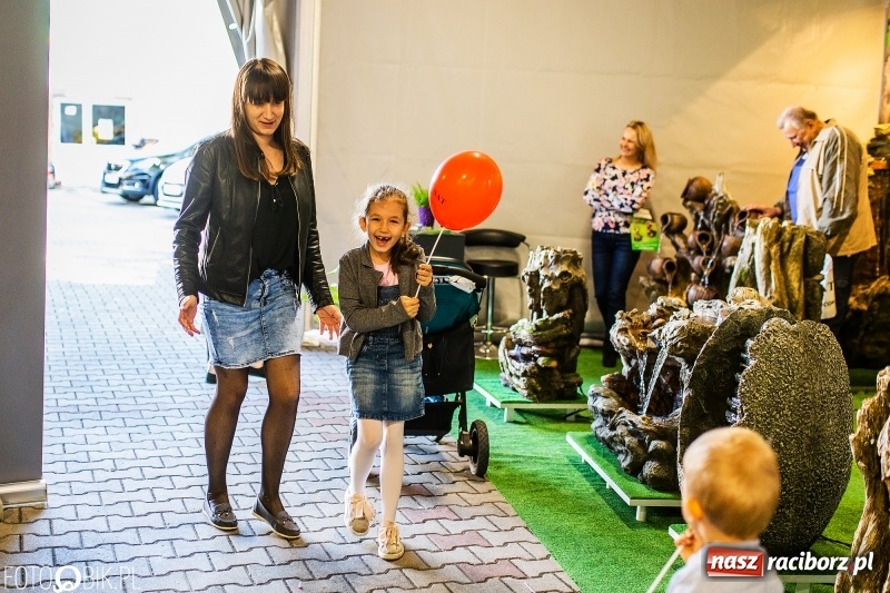 Zdjęcie w galerii na portalu naszraciborz.pl: Stoiska rozstawione, grille rozpalone, scena pełna gwiazd. Ruszyła 19. Eko-Wystawa w Pietrowicach Wielkich wiadomości z regionu