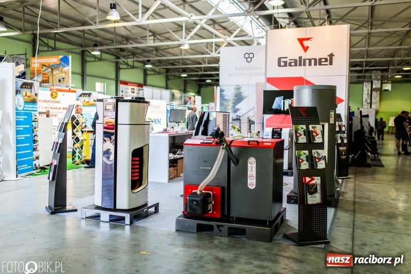 Zdjęcie w galerii na portalu naszraciborz.pl: Stoiska rozstawione, grille rozpalone, scena pełna gwiazd. Ruszyła 19. Eko-Wystawa w Pietrowicach Wielkich wiadomości z regionu