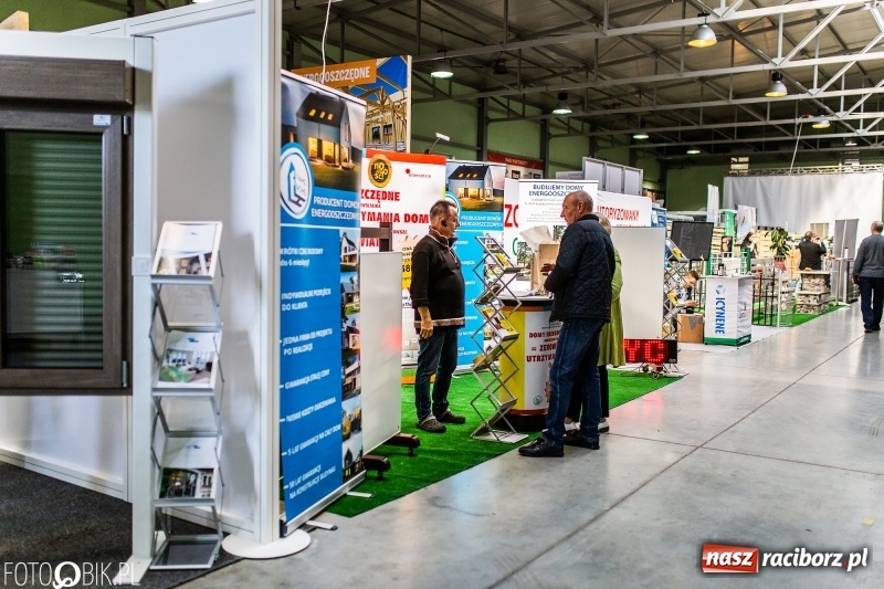 Zdjęcie w galerii na portalu naszraciborz.pl: Stoiska rozstawione, grille rozpalone, scena pełna gwiazd. Ruszyła 19. Eko-Wystawa w Pietrowicach Wielkich wiadomości z regionu