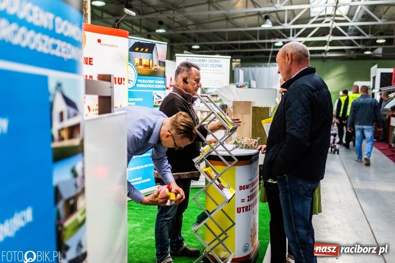 Zdjęcie w galerii na portalu naszraciborz.pl: Stoiska rozstawione, grille rozpalone, scena pełna gwiazd. Ruszyła 19. Eko-Wystawa w Pietrowicach Wielkich wiadomości z regionu
