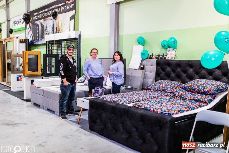 Zdjęcie w galerii na portalu naszraciborz.pl: Stoiska rozstawione, grille rozpalone, scena pełna gwiazd. Ruszyła 19. Eko-Wystawa w Pietrowicach Wielkich wiadomości z regionu