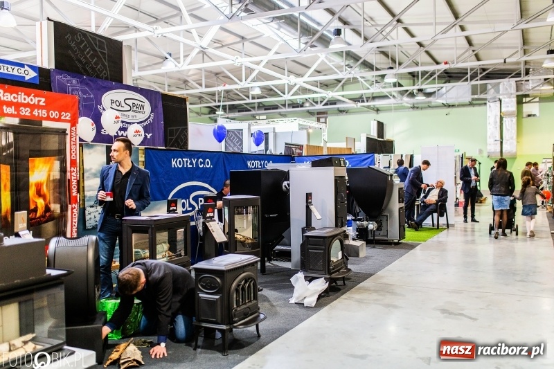 Zdjęcie w galerii na portalu naszraciborz.pl: Stoiska rozstawione, grille rozpalone, scena pełna gwiazd. Ruszyła 19. Eko-Wystawa w Pietrowicach Wielkich wiadomości z regionu