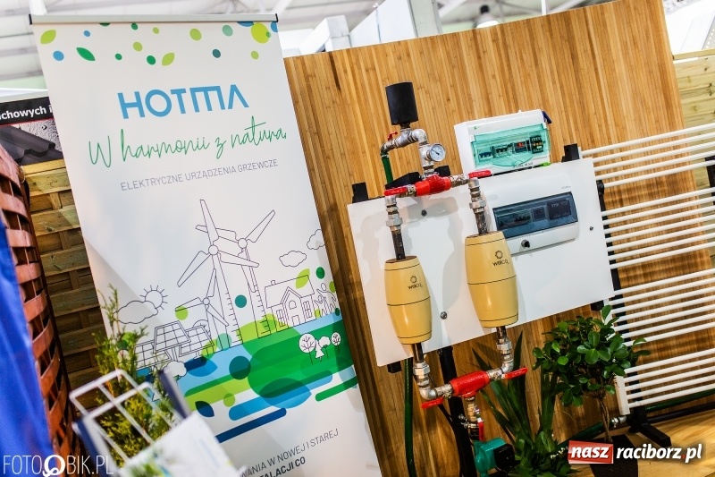 Zdjęcie w galerii na portalu naszraciborz.pl: Stoiska rozstawione, grille rozpalone, scena pełna gwiazd. Ruszyła 19. Eko-Wystawa w Pietrowicach Wielkich wiadomości z regionu