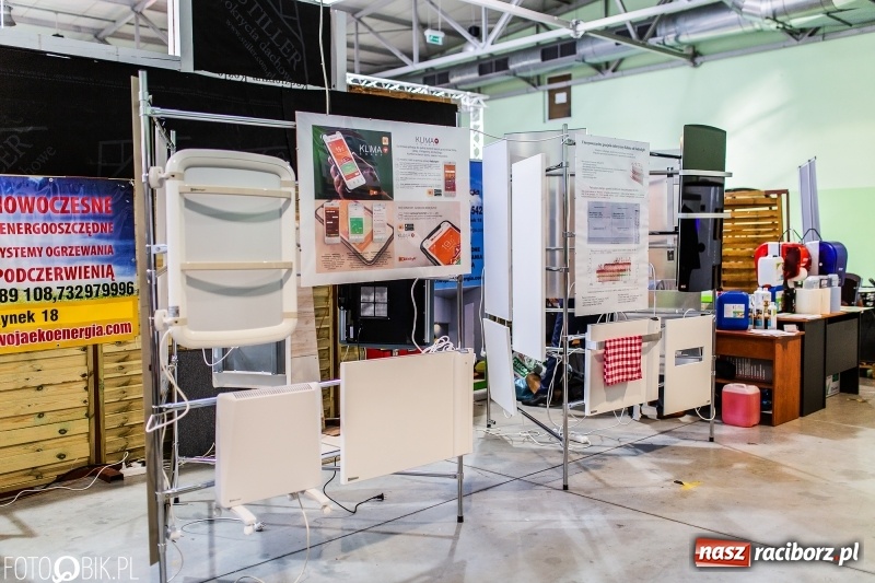 Zdjęcie w galerii na portalu naszraciborz.pl: Stoiska rozstawione, grille rozpalone, scena pełna gwiazd. Ruszyła 19. Eko-Wystawa w Pietrowicach Wielkich wiadomości z regionu