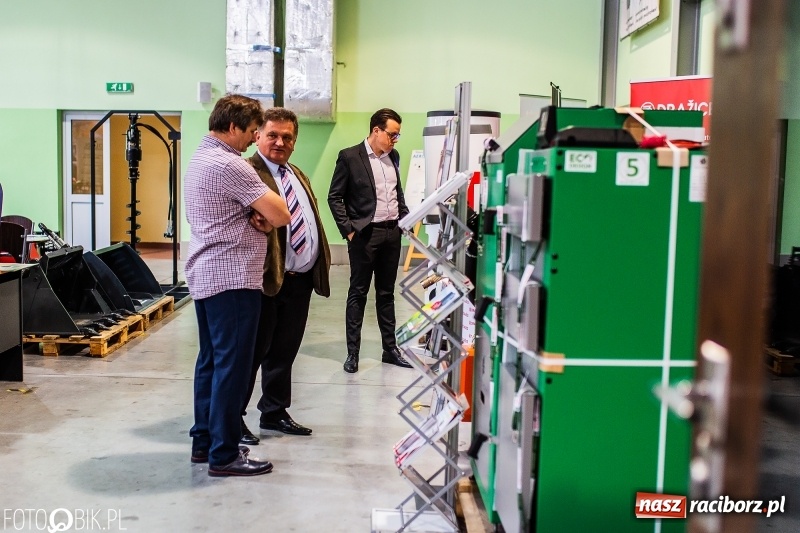 Zdjęcie w galerii na portalu naszraciborz.pl: Stoiska rozstawione, grille rozpalone, scena pełna gwiazd. Ruszyła 19. Eko-Wystawa w Pietrowicach Wielkich wiadomości z regionu