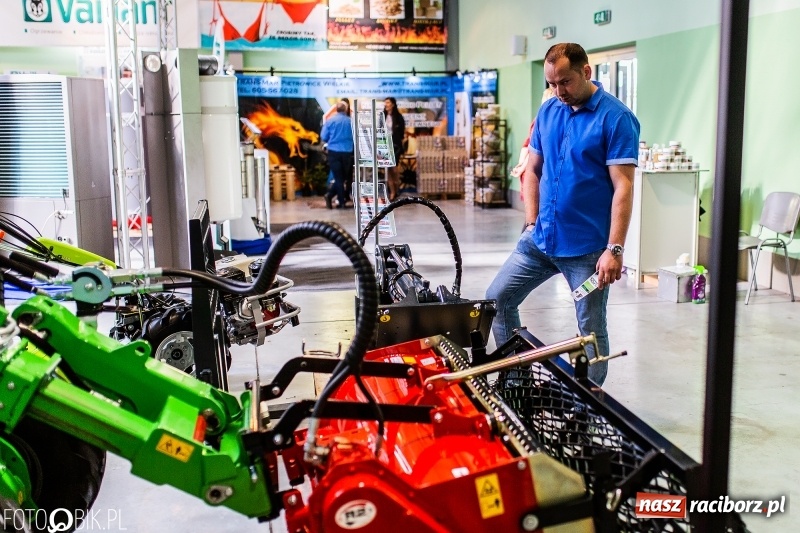 Zdjęcie w galerii na portalu naszraciborz.pl: Stoiska rozstawione, grille rozpalone, scena pełna gwiazd. Ruszyła 19. Eko-Wystawa w Pietrowicach Wielkich wiadomości z regionu