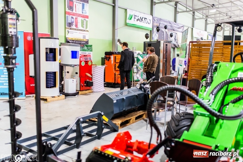 Zdjęcie w galerii na portalu naszraciborz.pl: Stoiska rozstawione, grille rozpalone, scena pełna gwiazd. Ruszyła 19. Eko-Wystawa w Pietrowicach Wielkich wiadomości z regionu