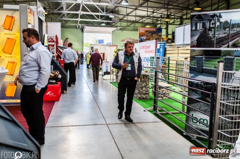 Zdjęcie w galerii na portalu naszraciborz.pl: Stoiska rozstawione, grille rozpalone, scena pełna gwiazd. Ruszyła 19. Eko-Wystawa w Pietrowicach Wielkich wiadomości z regionu