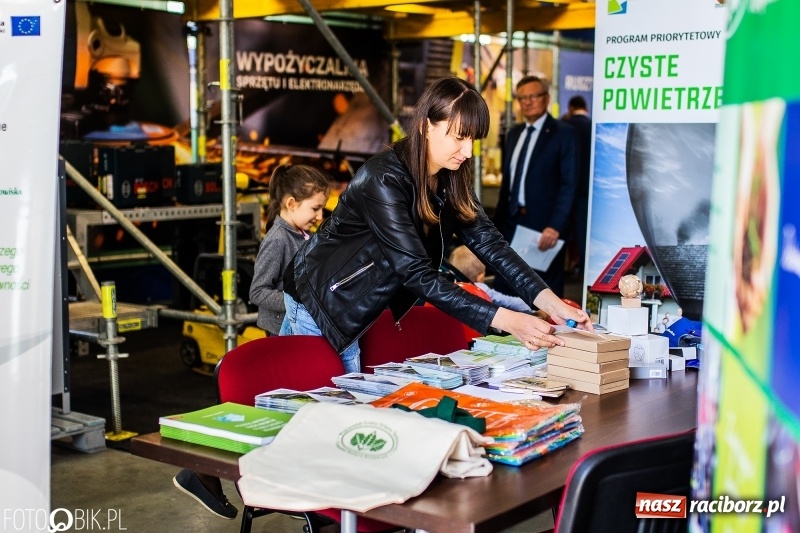 Zdjęcie w galerii na portalu naszraciborz.pl: Stoiska rozstawione, grille rozpalone, scena pełna gwiazd. Ruszyła 19. Eko-Wystawa w Pietrowicach Wielkich wiadomości z regionu