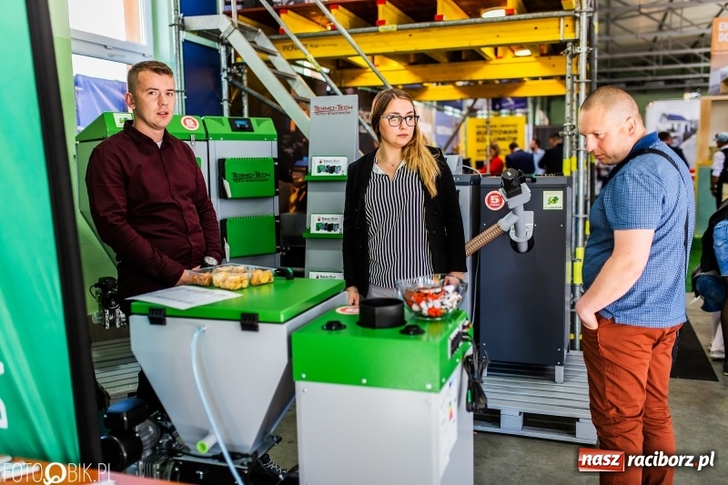 Zdjęcie w galerii na portalu naszraciborz.pl: Stoiska rozstawione, grille rozpalone, scena pełna gwiazd. Ruszyła 19. Eko-Wystawa w Pietrowicach Wielkich wiadomości z regionu
