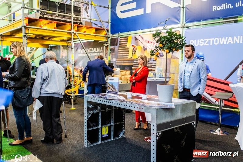 Zdjęcie w galerii na portalu naszraciborz.pl: Stoiska rozstawione, grille rozpalone, scena pełna gwiazd. Ruszyła 19. Eko-Wystawa w Pietrowicach Wielkich wiadomości z regionu