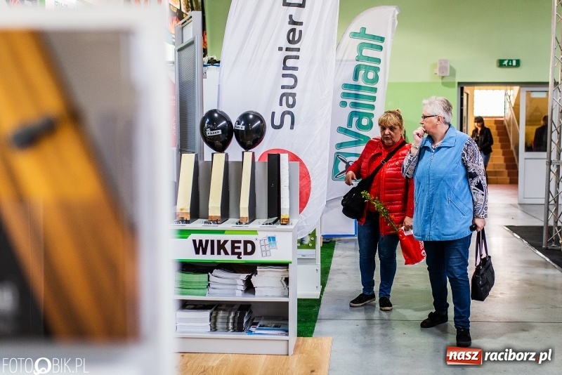 Zdjęcie w galerii na portalu naszraciborz.pl: Stoiska rozstawione, grille rozpalone, scena pełna gwiazd. Ruszyła 19. Eko-Wystawa w Pietrowicach Wielkich wiadomości z regionu