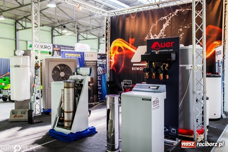 Zdjęcie w galerii na portalu naszraciborz.pl: Stoiska rozstawione, grille rozpalone, scena pełna gwiazd. Ruszyła 19. Eko-Wystawa w Pietrowicach Wielkich wiadomości z regionu