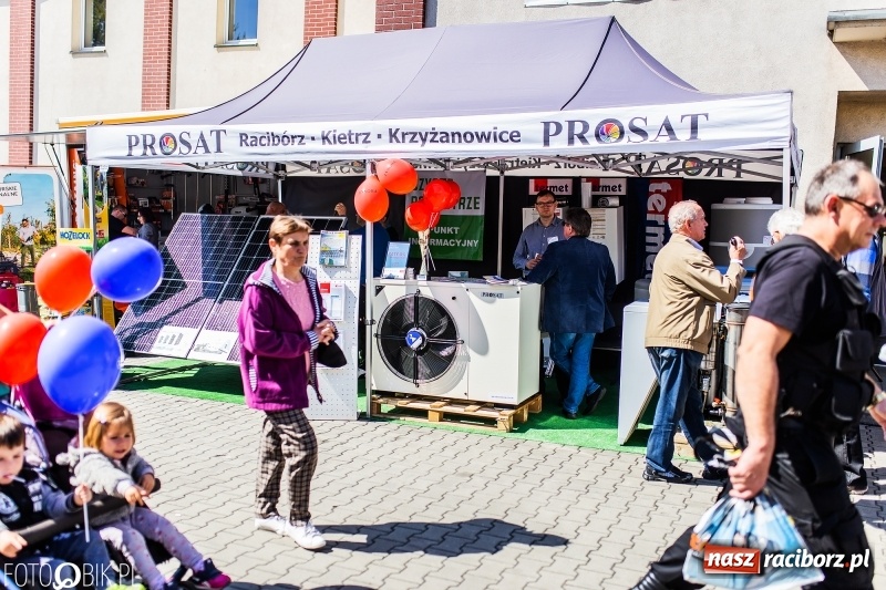 Zdjęcie w galerii na portalu naszraciborz.pl: Stoiska rozstawione, grille rozpalone, scena pełna gwiazd. Ruszyła 19. Eko-Wystawa w Pietrowicach Wielkich wiadomości z regionu