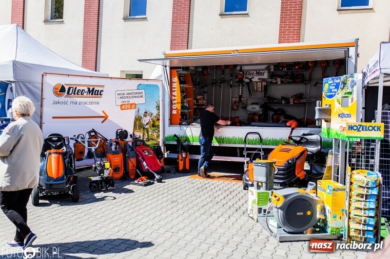 Zdjęcie w galerii na portalu naszraciborz.pl: Stoiska rozstawione, grille rozpalone, scena pełna gwiazd. Ruszyła 19. Eko-Wystawa w Pietrowicach Wielkich wiadomości z regionu