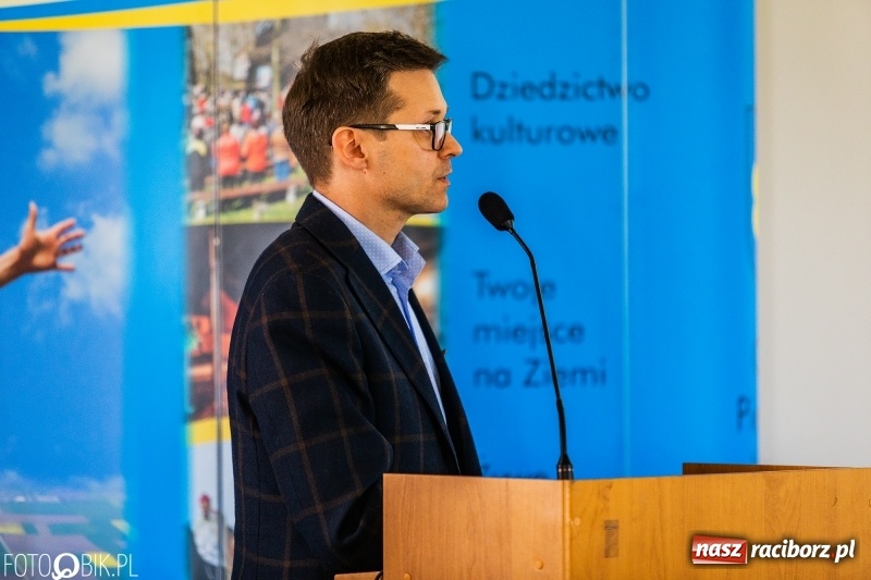 Zdjęcie w galerii na portalu naszraciborz.pl: Stoiska rozstawione, grille rozpalone, scena pełna gwiazd. Ruszyła 19. Eko-Wystawa w Pietrowicach Wielkich wiadomości z regionu