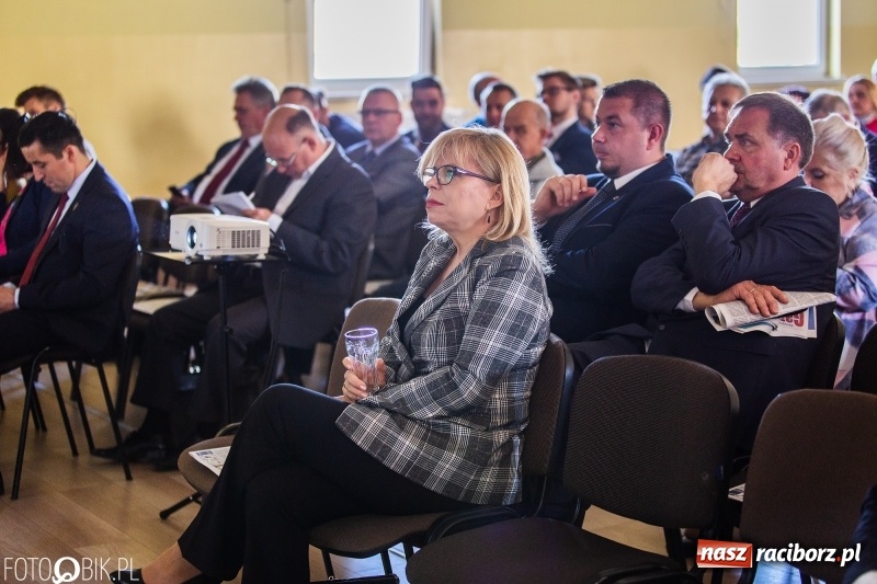 Zdjęcie w galerii na portalu naszraciborz.pl: Stoiska rozstawione, grille rozpalone, scena pełna gwiazd. Ruszyła 19. Eko-Wystawa w Pietrowicach Wielkich wiadomości z regionu