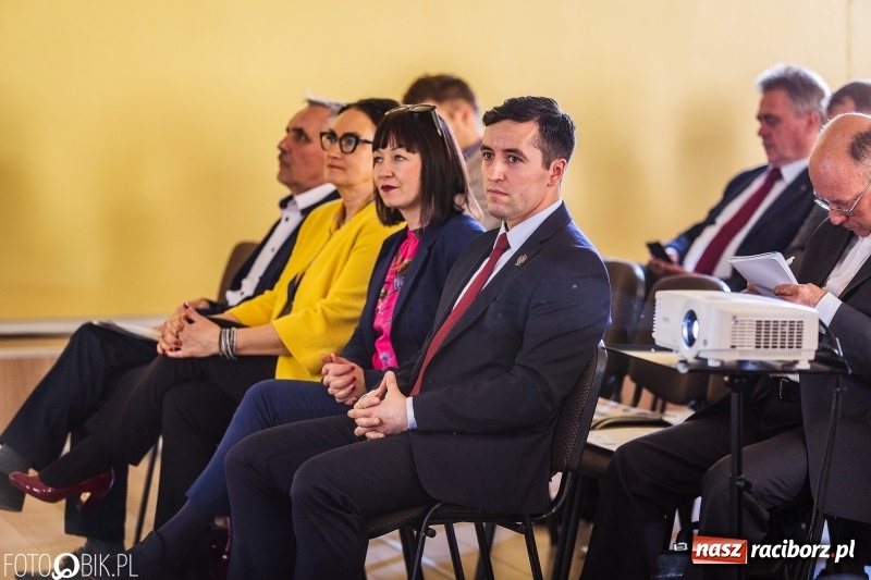 Zdjęcie w galerii na portalu naszraciborz.pl: Stoiska rozstawione, grille rozpalone, scena pełna gwiazd. Ruszyła 19. Eko-Wystawa w Pietrowicach Wielkich wiadomości z regionu