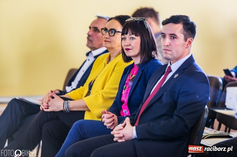 Zdjęcie w galerii na portalu naszraciborz.pl: Stoiska rozstawione, grille rozpalone, scena pełna gwiazd. Ruszyła 19. Eko-Wystawa w Pietrowicach Wielkich wiadomości z regionu