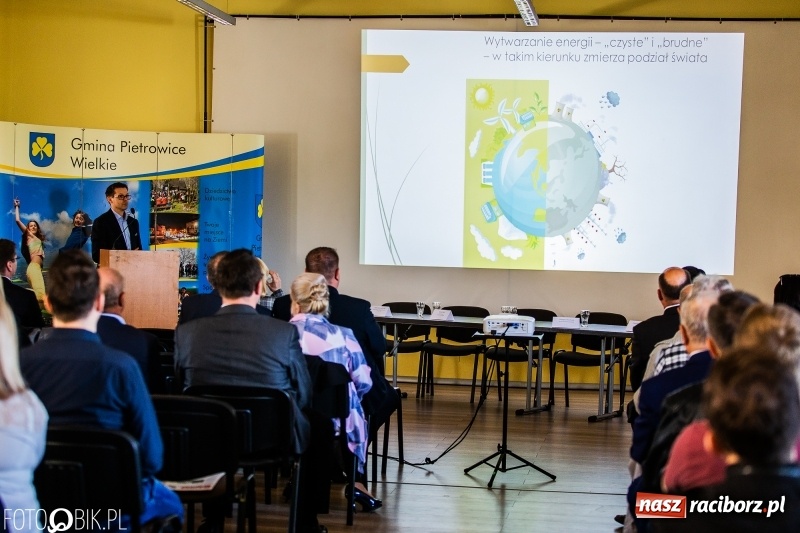 Zdjęcie w galerii na portalu naszraciborz.pl: Stoiska rozstawione, grille rozpalone, scena pełna gwiazd. Ruszyła 19. Eko-Wystawa w Pietrowicach Wielkich wiadomości z regionu