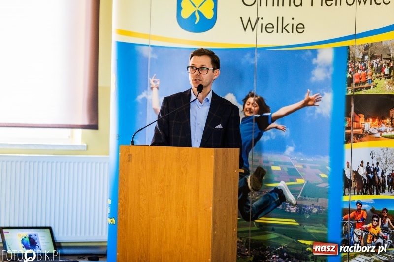 Zdjęcie w galerii na portalu naszraciborz.pl: Stoiska rozstawione, grille rozpalone, scena pełna gwiazd. Ruszyła 19. Eko-Wystawa w Pietrowicach Wielkich wiadomości z regionu