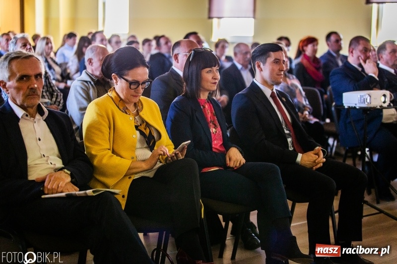 Zdjęcie w galerii na portalu naszraciborz.pl: Stoiska rozstawione, grille rozpalone, scena pełna gwiazd. Ruszyła 19. Eko-Wystawa w Pietrowicach Wielkich wiadomości z regionu
