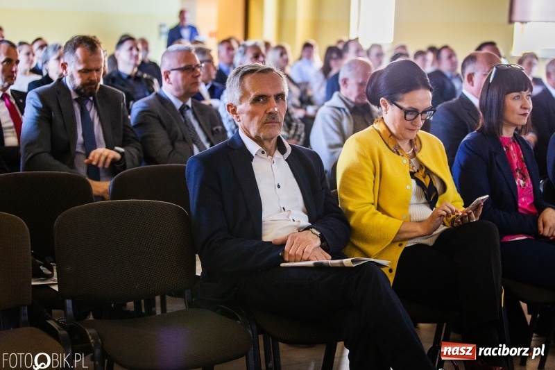 Zdjęcie w galerii na portalu naszraciborz.pl: Stoiska rozstawione, grille rozpalone, scena pełna gwiazd. Ruszyła 19. Eko-Wystawa w Pietrowicach Wielkich wiadomości z regionu