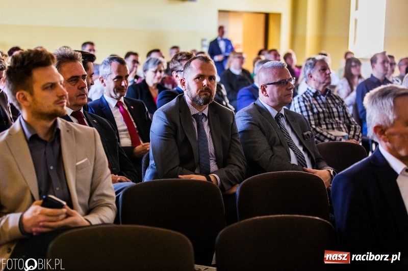 Zdjęcie w galerii na portalu naszraciborz.pl: Stoiska rozstawione, grille rozpalone, scena pełna gwiazd. Ruszyła 19. Eko-Wystawa w Pietrowicach Wielkich wiadomości z regionu