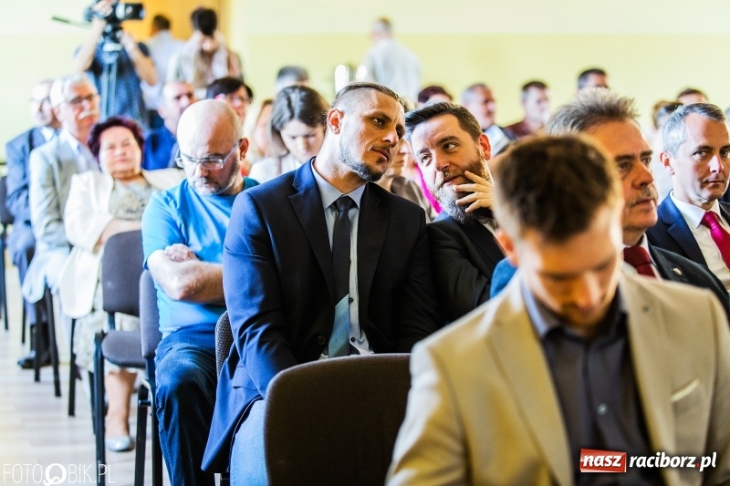 Zdjęcie w galerii na portalu naszraciborz.pl: Stoiska rozstawione, grille rozpalone, scena pełna gwiazd. Ruszyła 19. Eko-Wystawa w Pietrowicach Wielkich wiadomości z regionu