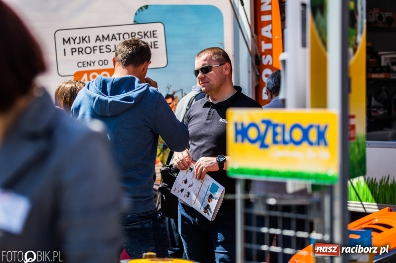 Zdjęcie w galerii na portalu naszraciborz.pl: Stoiska rozstawione, grille rozpalone, scena pełna gwiazd. Ruszyła 19. Eko-Wystawa w Pietrowicach Wielkich wiadomości z regionu