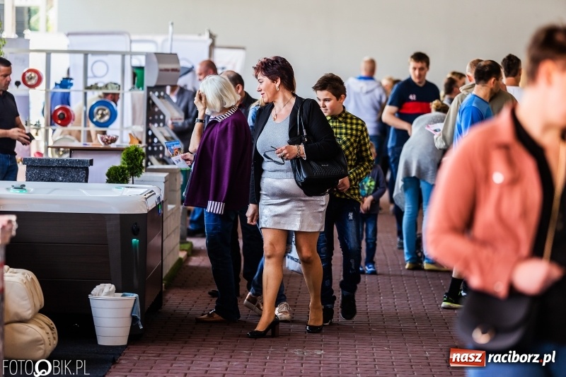 Zdjęcie w galerii na portalu naszraciborz.pl: Stoiska rozstawione, grille rozpalone, scena pełna gwiazd. Ruszyła 19. Eko-Wystawa w Pietrowicach Wielkich wiadomości z regionu
