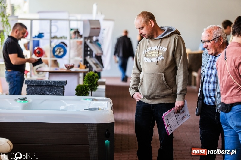 Zdjęcie w galerii na portalu naszraciborz.pl: Stoiska rozstawione, grille rozpalone, scena pełna gwiazd. Ruszyła 19. Eko-Wystawa w Pietrowicach Wielkich wiadomości z regionu