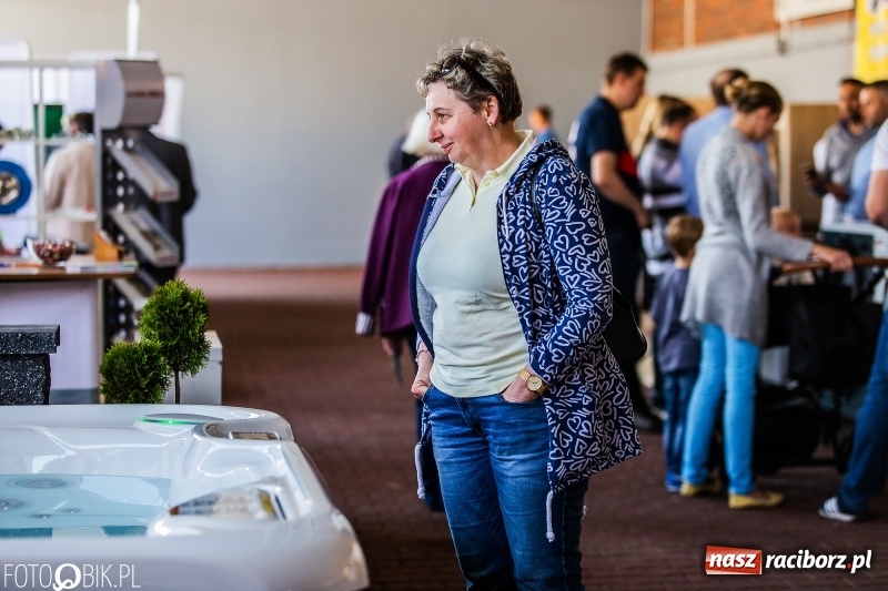 Zdjęcie w galerii na portalu naszraciborz.pl: Stoiska rozstawione, grille rozpalone, scena pełna gwiazd. Ruszyła 19. Eko-Wystawa w Pietrowicach Wielkich wiadomości z regionu