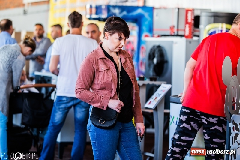 Zdjęcie w galerii na portalu naszraciborz.pl: Stoiska rozstawione, grille rozpalone, scena pełna gwiazd. Ruszyła 19. Eko-Wystawa w Pietrowicach Wielkich wiadomości z regionu