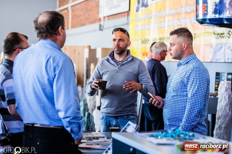 Zdjęcie w galerii na portalu naszraciborz.pl: Stoiska rozstawione, grille rozpalone, scena pełna gwiazd. Ruszyła 19. Eko-Wystawa w Pietrowicach Wielkich wiadomości z regionu