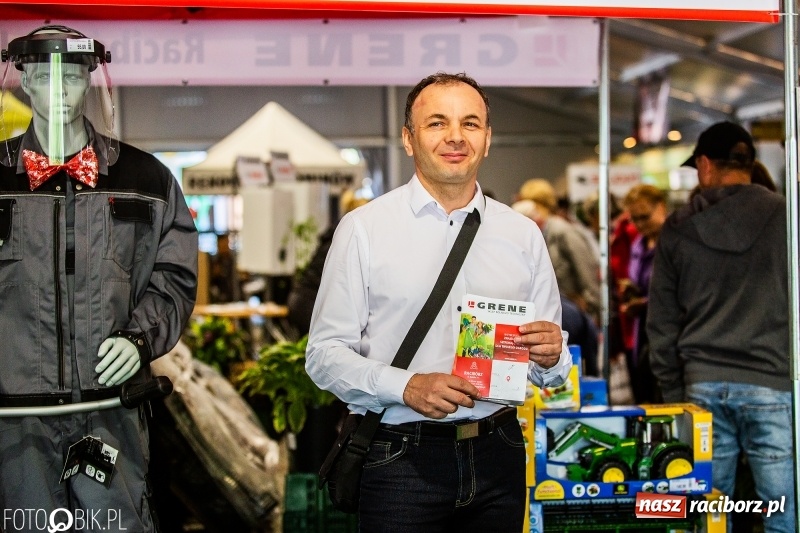 Zdjęcie w galerii na portalu naszraciborz.pl: Stoiska rozstawione, grille rozpalone, scena pełna gwiazd. Ruszyła 19. Eko-Wystawa w Pietrowicach Wielkich wiadomości z regionu