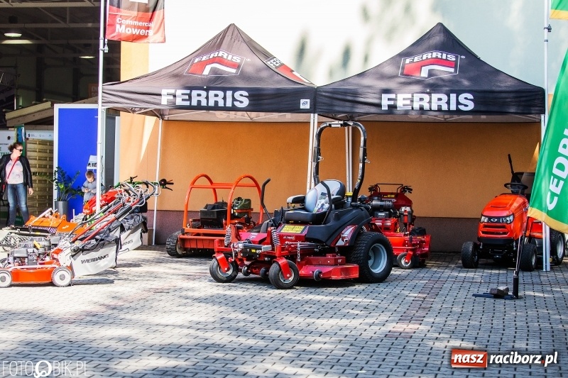 Zdjęcie w galerii na portalu naszraciborz.pl: Stoiska rozstawione, grille rozpalone, scena pełna gwiazd. Ruszyła 19. Eko-Wystawa w Pietrowicach Wielkich wiadomości z regionu