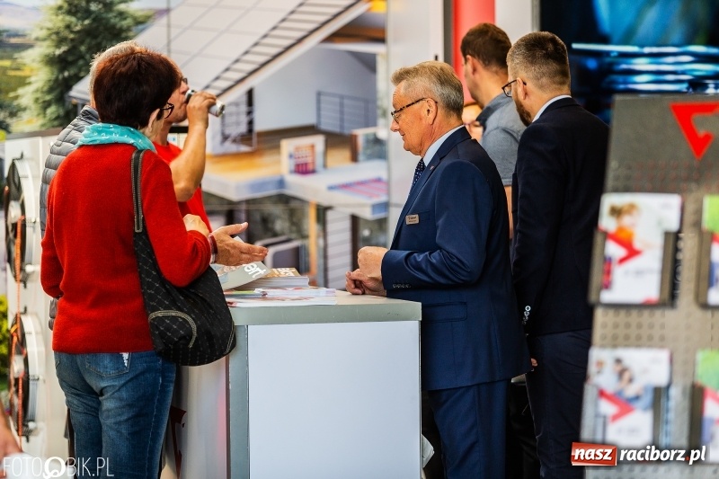 Zdjęcie w galerii na portalu naszraciborz.pl: Stoiska rozstawione, grille rozpalone, scena pełna gwiazd. Ruszyła 19. Eko-Wystawa w Pietrowicach Wielkich wiadomości z regionu