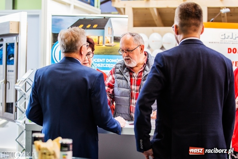 Zdjęcie w galerii na portalu naszraciborz.pl: Stoiska rozstawione, grille rozpalone, scena pełna gwiazd. Ruszyła 19. Eko-Wystawa w Pietrowicach Wielkich wiadomości z regionu